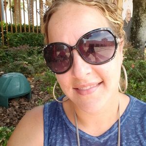 Meet your Posher, Laurie